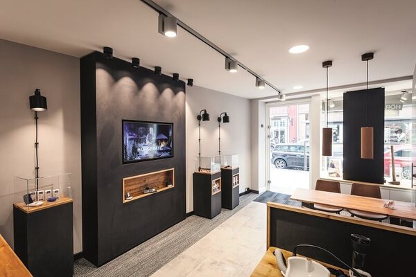 Modernes Hörakustik-Fachgeschäft mit stilvollem Interieur und Präsentation von Hörgeräten.